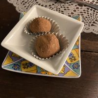 Tartufi coccolato bianco e zucchero di cocco   at Moon in Siracusa