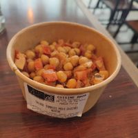 Salade vegan tomate et pois chiches at Cuisine Dada in Ile-de-france