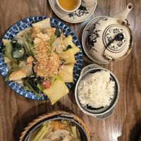 Deep fried noodle With veggies, tea at MẸT Vietnamese restaurant & Vegetarian Met 4 in Hà Nội