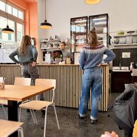 Blick auf den Tresen des Cafés  at Café Schwestis in Sachsen