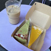 Maple-Miso-Latte, Matcha-Himbeer-Kuchen und glutenfreier Käsekuchen   at Café Schwestis in Sachsen