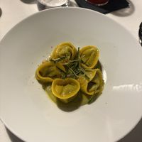 Raviolo allo zafferano di Pozzolengo ripieno di cicoria e borlotto affumicato con nocciole e crema di porro  at il Mansio in Lombardia