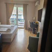 Doppelzimmer mit Seeblick at Loving Hut Pension in St Kanzian