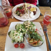 Erdbeer-Limonade, Tagesgericht und Backkartoffeln at Vege Miasto in Warsaw