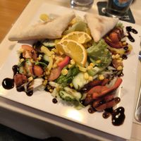 Gemischter Salat mit kleines Fladenbrot at Como prima in Mecklenburg-vorpommern