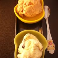 Vegan thai tea & vegan vanilla choc ice creams at Itim Roi Ros (100 Flavors of Ice Cream) - ไอติม100รส in Chiang Mai