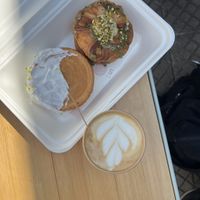 Ny del mes y rol de pistacho   at Saoco Vegan Bakery in Región Metropolitana