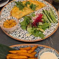 Knusprige Tofusticks, knuspriger Pfannkuchen mit Pilzfüllung, Süßkartoffelpommes at Ananda Vegan Indochine Tapas & Sushi Bar in Regensburg