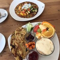 bauernomelette und süßes frühstück  at Kiez Vegan - Kortestrasse in Berlin