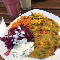 Breakfast omelette with vegetables and smoothies  at Kiez Vegan - Kortestrasse in Berlin