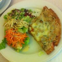 pizza and salad at L'Union in Leon
