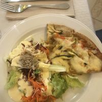 Pizza con ensalada at L'Union in Leon
