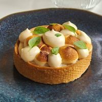 Lemon tart with basil leaves at Maria Quitéria Confeitaria Vegana in São Paulo