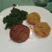 Hamburger con pomodori gratin e spinaci at Circolo ARCI San Lazzaro in Emilia-romagna