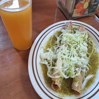 Flautas de tinga veggie con agüita de maracuyá 😋 at Flautlán Cholula in Puebla