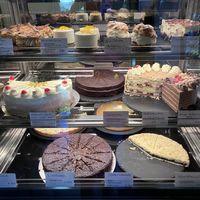 Kuchen Auswahl aber nur Walnuss Schoko ist vegan  at Rotes Emu in Baden-württemberg