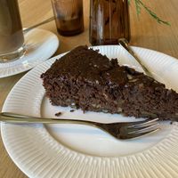 Walnuss Schoko Kuchen mit Dinkel. Nicht zu süß aber eher fudgy wie Brownie und nicht locker    at Rotes Emu in Baden-württemberg