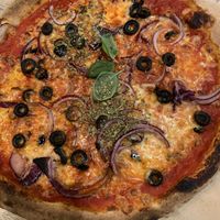 Vegan pizza with olives and red onions  at Andiamore in Baden-württemberg