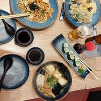 Tempura di verdure, sushi con avocado, noodle di verdure e ramen vegano con tofu at Bento Asian Kitchen+sushi in Chang Wat Samut Prakan