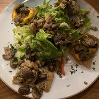 Focaccia mit veganen Aufstrichen, Pilzen und Salat   at Strandgut in Bad Schandau