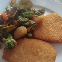 Escalopes veganos con salteado de verduras at El café de la torre in Catalunya