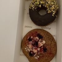 Frambuesa y macadamia cookie y pistachio chocolate baked doughnut   at POSDATA CAFÉ in Comunidad De Madrid