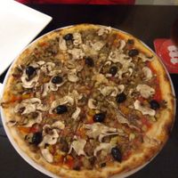 Vegana + champiñones + aceitunas at La Pizzateca in Madrid