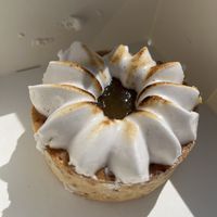 Tartelette citron meringuée végane 🍋 🌱   at Copines Paris in Bruxelles