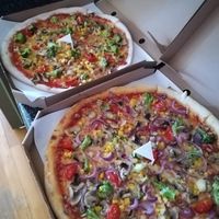 Pizza Vega - bezlepková verzia a "normal" s navyše cibuľou.   at Zdrava Pizza in Kosice