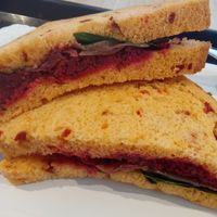 Sandwich de falafel de remolacha, cebolla caramelizada y salsa vegana at Como Express in Comunidad De Madrid