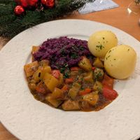 Veganes Weihnachtsessen (Klöße mit Gemüse und Rotkraut) at Paradiescafé in Thüringen