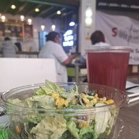 Una rica ensalada con agua fresca  🥗🧉 at Vegetalia in Puebla