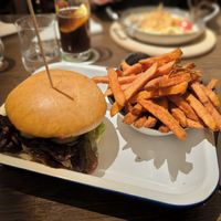 Burger auf Erbsen Basis mit Süßkartoffeln at Zollhaus in Landshut