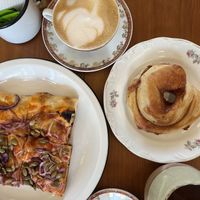 Pizza agridoce, rolinho com goiabada e capuccino  at Colina Pão e Café in Erechim