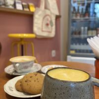Chai latte e cookies   at Colina Pão e Café in Erechim