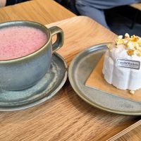 Pop corn cake + Pink Chai latte at Land & Monkeys - Beaubourg in Paris
