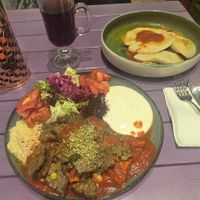 Vegan-İskender-Kebab und Teigtaschen mit Auberginen-Füllung at Vegan Community Kitchen in Istanbul
