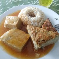 Monochromatic cauliflower casserole plus rice and soy meat at Sayel in Lima