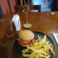 Sandwich vegano con champiñones y cebolla caramelizada, papas fritas y jugo de quesillo. at La Comarca Celiaca in Santiago