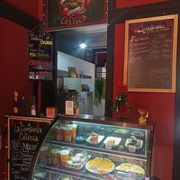 Esquina en dónde está la cocina, la caja y la vitrina del local. at La Comarca Celiaca in Santiago