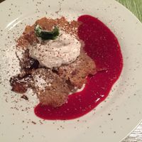 Buchweizen-Crêpes mit Himbeersauce und Kokos-Sahne at Gaststätte Tremonia Auch Porreebar in Dortmund