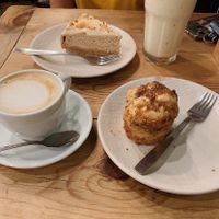 Muffin de canela (vegana), tarta de queso y especias. Café con leche de avena y smoothie de piña, coco... at The Little Big Cafe in Madrid