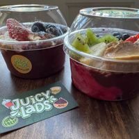 Medium size. Left: açai, right: açai + pitaya at Juicy Lads - Açaí & Smoothies in Valencia