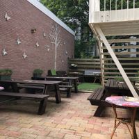 Outside seating in the garden at Bagels & Beans - Spaarndammerstraat in Amsterdam