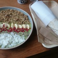 Green smoothie bowl & Wrap at Vegabond - Leliegracht in Amsterdam