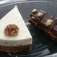 Raw carrot cake & twix at Vegabond - Leliegracht in Amsterdam