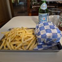 Burger and chips at Dirty V - Torggata in Oslo