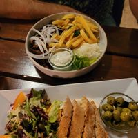 Der Rosi Teller (Veg. Gyros Teller mit Fritten, hausgemachter Tsatsiki und Krautsalat) at Die FETTE BEETE in Krefeld