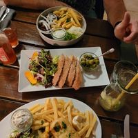 Das Brot mit Aioli, Oliven und Salatbeilage at Die FETTE BEETE in Krefeld