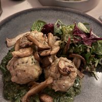 Geschwenkte Semmelknödel auf Rahmspinat  at Die FETTE BEETE in Krefeld